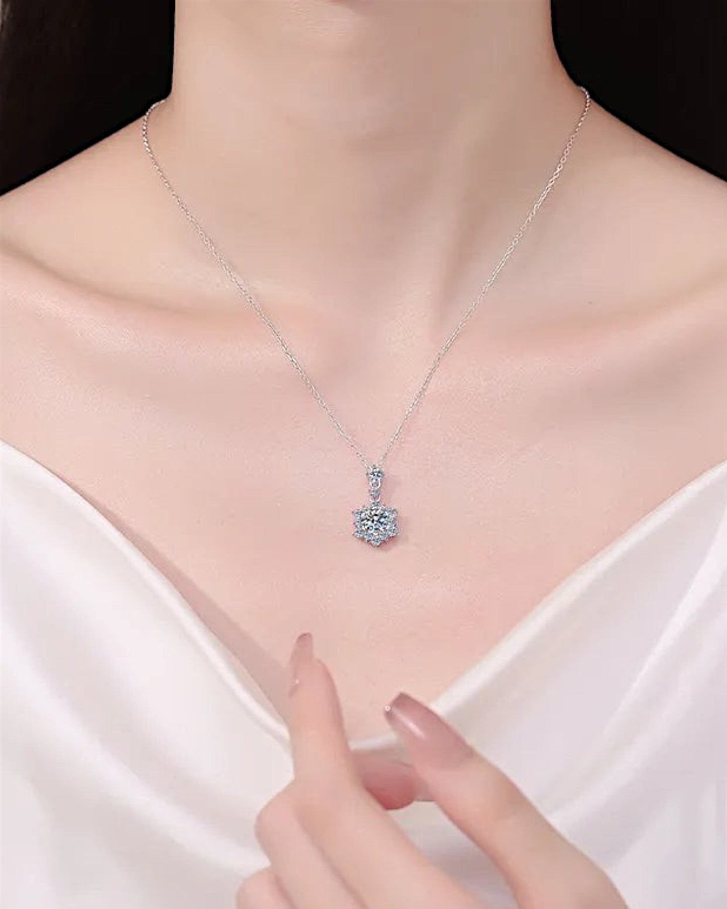LUMIOR 1 karaat moissanite cluster ketting in 925 sterling zilver met zirkonia accenten. Verstelbare kettinglengte van 40-45 cm.