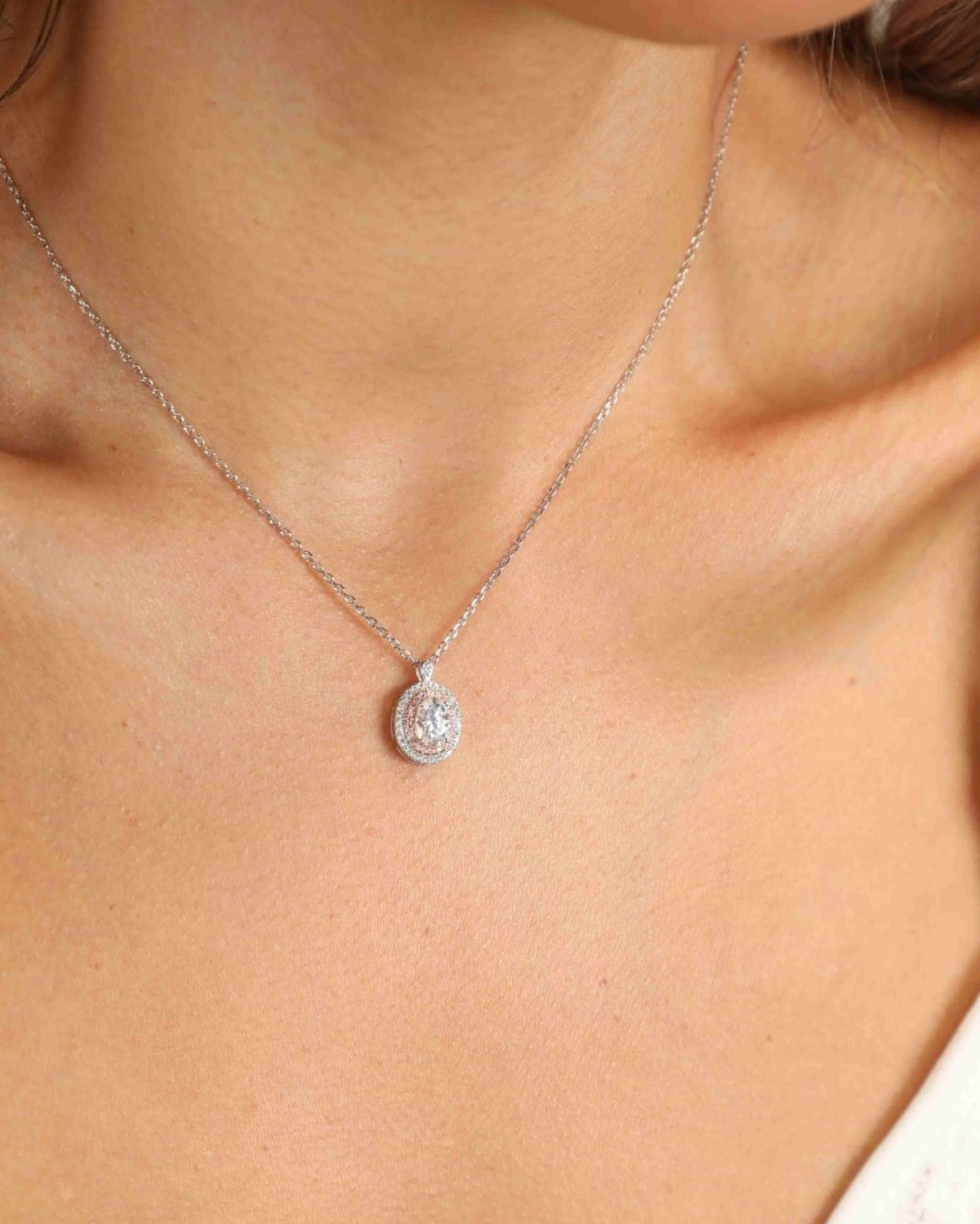 LUMIOR 1 karaat moissanite hanger ketting van 925 sterling zilver met geometrische accenten om de hals gedragen.