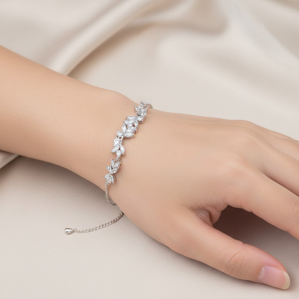 LUMIOR Zircon Wisteria armband van 925 sterling zilver met verstelbare ketting en zirkoon details.