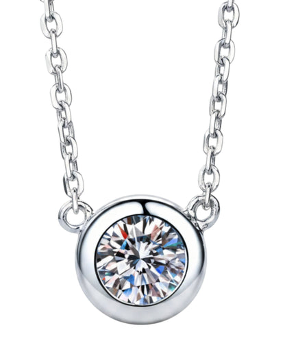 LUMIOR 1 karaat ronde moissanite hanger ketting van 925 sterling zilver met rhodium plating en solitaire design.