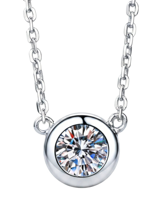LUMIOR 1 karaat ronde moissanite hanger ketting van 925 sterling zilver met rhodium plating en solitaire design.