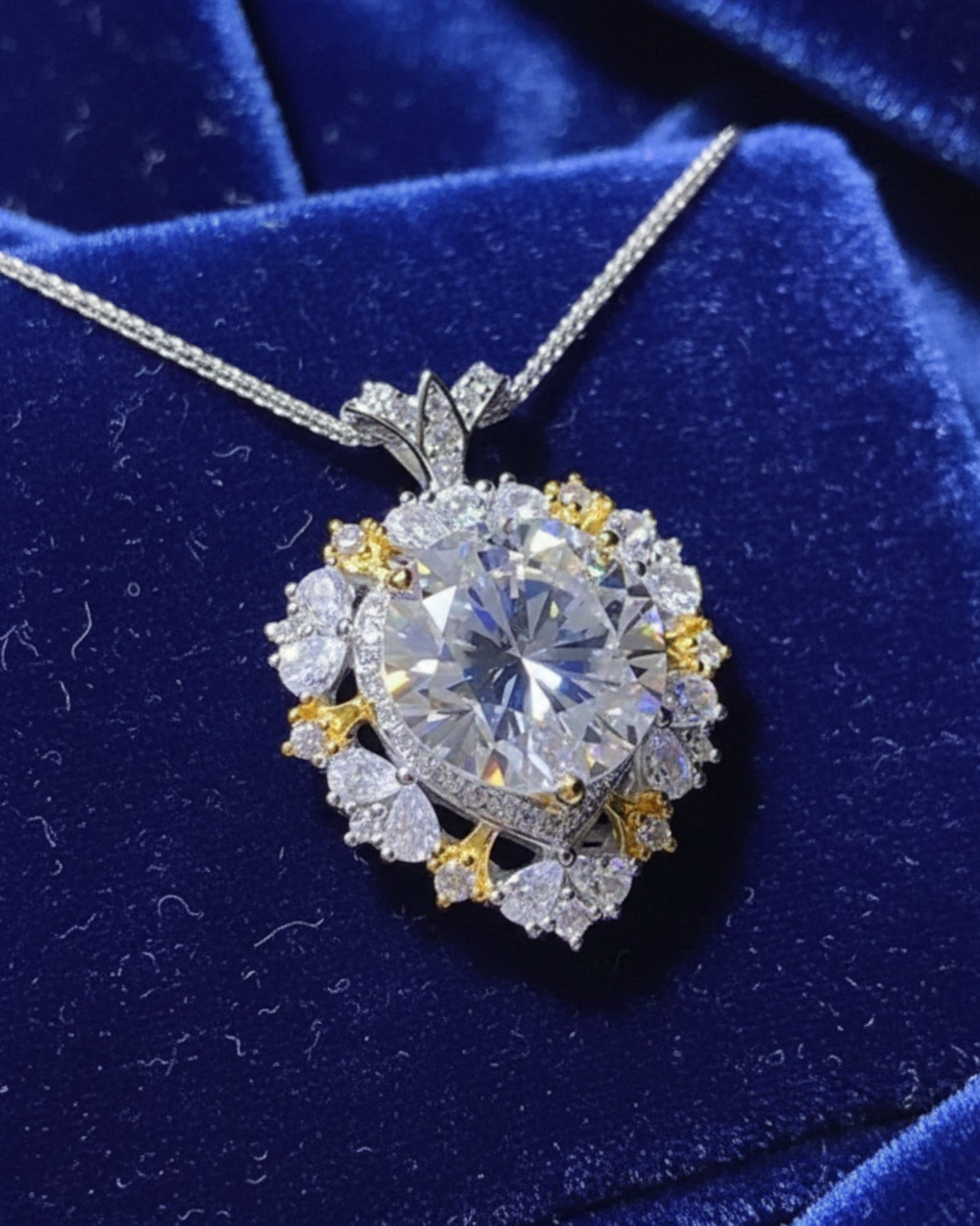LUMIOR 5 karaat moissaniet statement ketting van 925 sterling zilver met platina plating op een blauwe fluwelen doos.