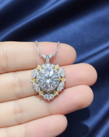 LUMIOR 5 karaat moissaniet statement ketting van sterling zilver met platina plating op een blauwe achtergrond.