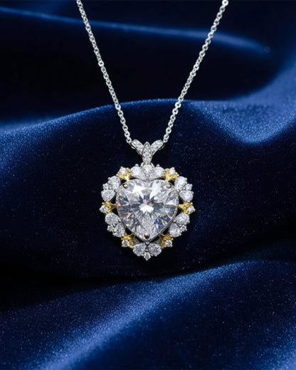 LUMIOR 5 karaat hartvormige moissanite ketting van 925 sterling zilver met platina plating op blauwe fluwelen stof.