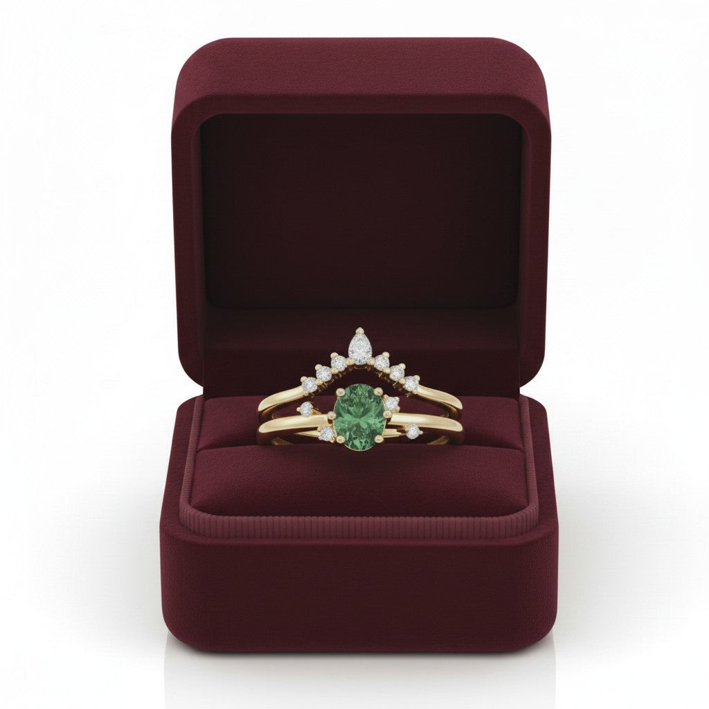LUMIOR Amara™ 18K gouden ringenset met groene moissaniet en diamanten, ovaal geslepen, in een bordeauxrode geschenkdoos.