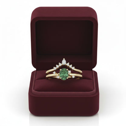 LUMIOR Amara™ 18K gouden ringenset met groene moissaniet en diamanten, ovaal geslepen, in een bordeauxrode geschenkdoos.