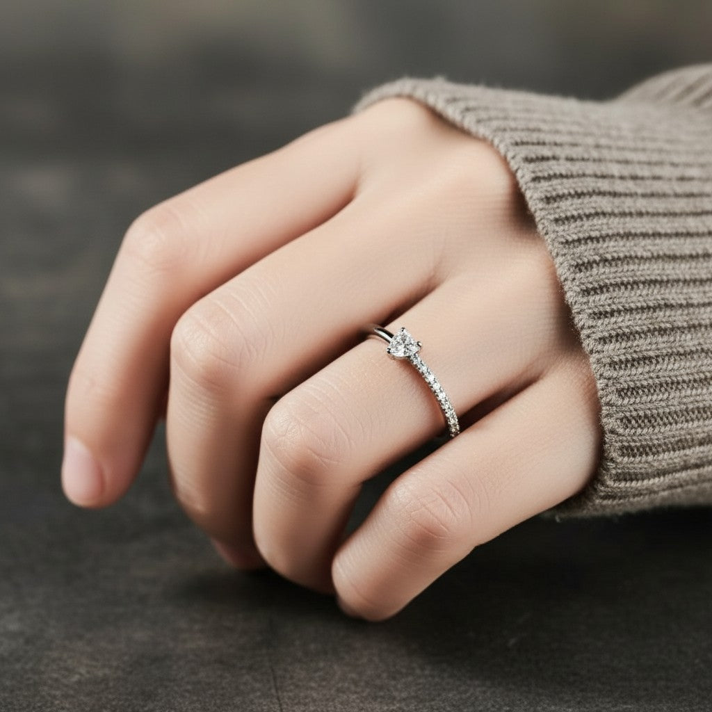 LUMIOR Amora™ ring met hartvormige moissaniet (0.5 karaat) in tweekleurig sterling zilver met 18K gouden accenten.
