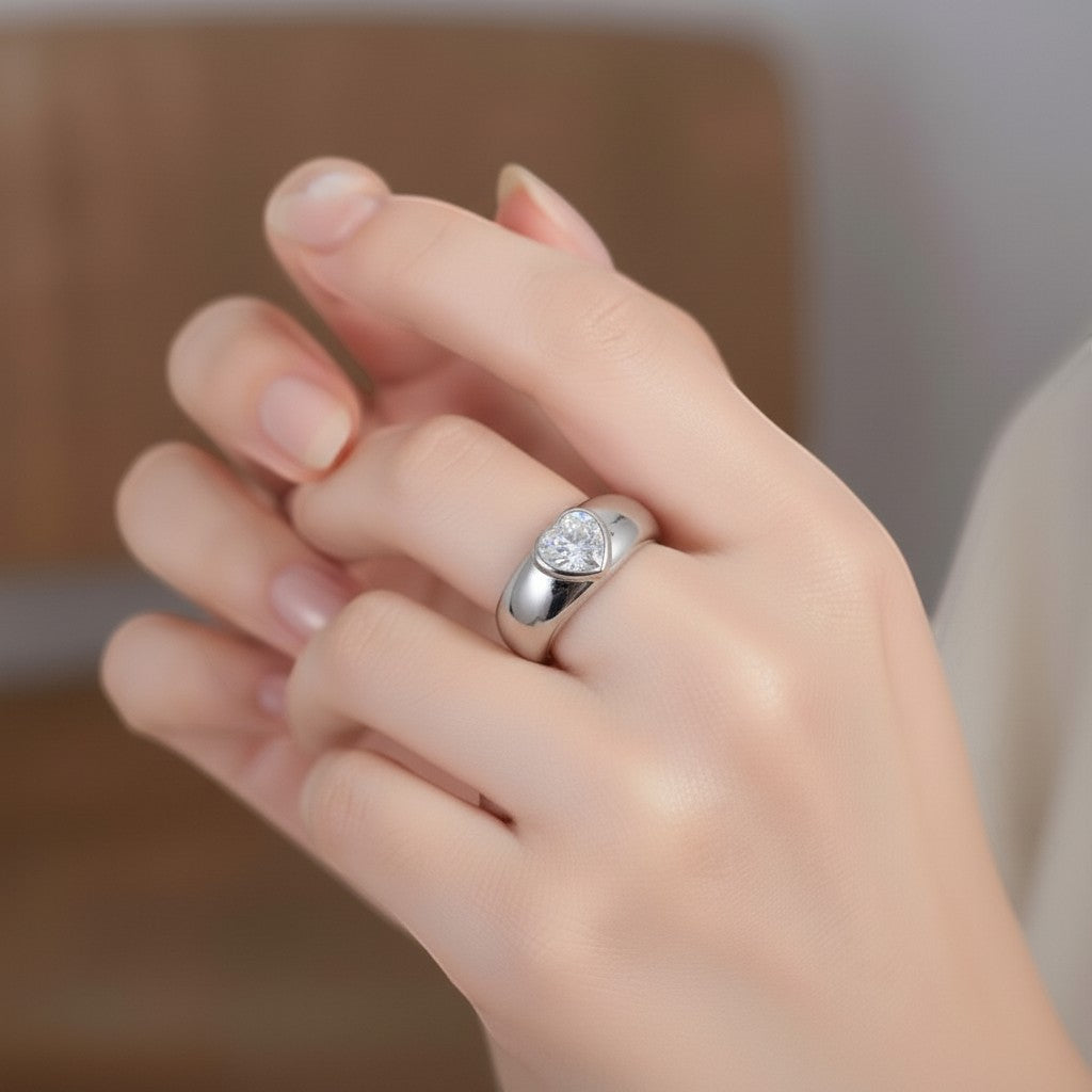 LUMIOR Amoria™ ring met dikke band en hartvormige moissaniet van 1,2 karaat in 925 sterling zilver.