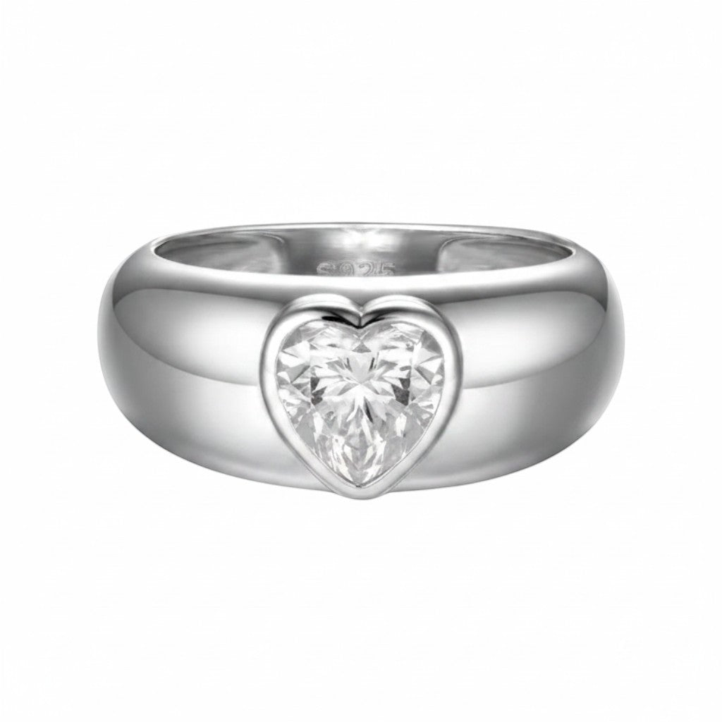 LUMIOR Amoria™ ring met dikke band en hartvormige moissanite steen van 1.2 karaat in 925 sterling zilver.