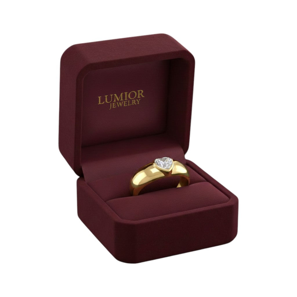 LUMIOR Amoria™ ring met hartvormige moissanite (1.2 karaat) in dikke gouden band, in bordeauxrode juwelendoos.