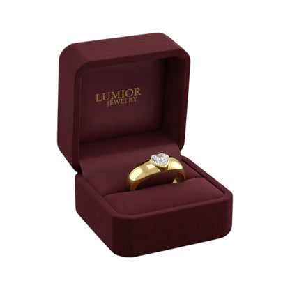 LUMIOR Amoria™ ring met hartvormige moissanite (1.2 karaat) in dikke gouden band, in bordeauxrode juwelendoos.