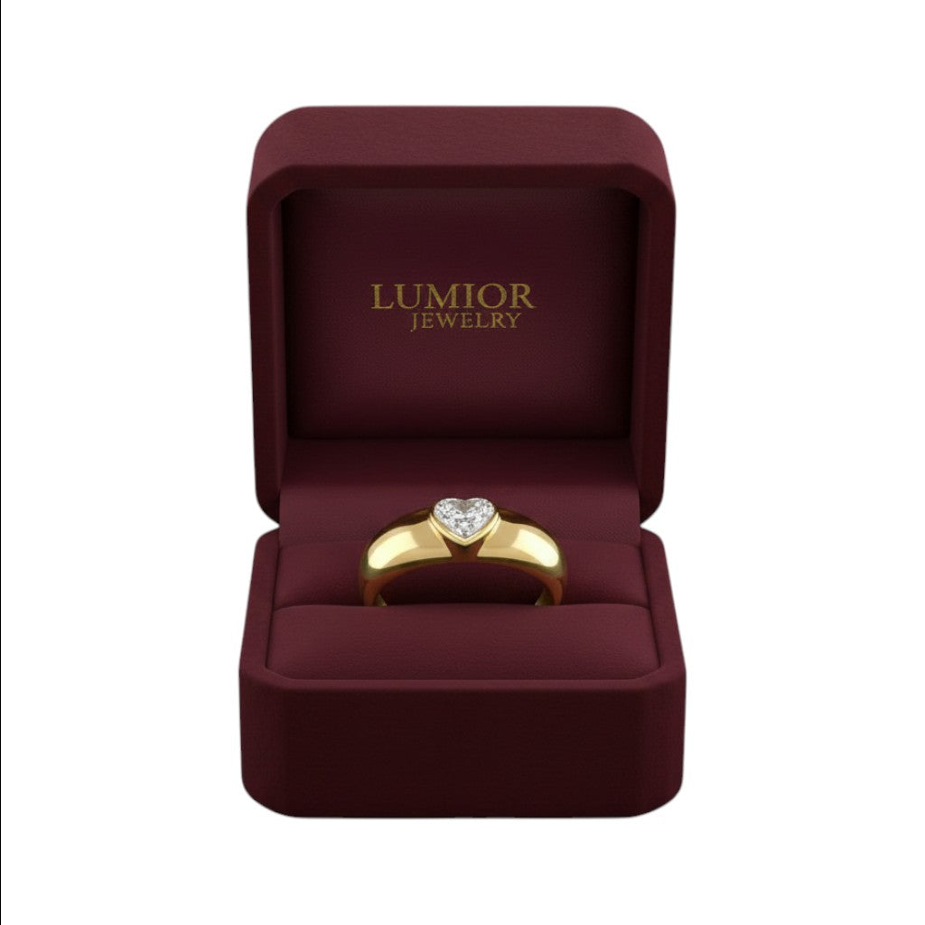 LUMIOR Amoria™ ring met hartvormige moissanite van 1,2 karaat in een dikke gouden band, gepresenteerd in een bordeauxrode juwelendoos.
