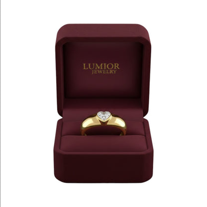 LUMIOR Amoria™ ring met hartvormige moissanite van 1,2 karaat in een dikke gouden band, gepresenteerd in een bordeauxrode juwelendoos.