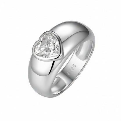 LUMIOR Amoria™ ring met hartvormige moissanite (1.2 karaat) in 925 sterling zilver met platina plating.