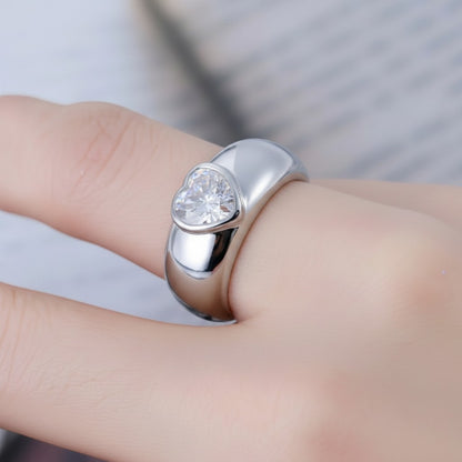 LUMIOR Amoria™ ring met hartvormige moissanite (1.2 karaat) in 925 sterling zilver met platina plating en dikke band.