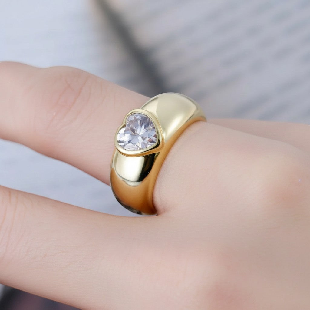 LUMIOR Amoria™ ring met dikke band en hartvormige moissanite steen van 1.2 karaat in 925 sterling zilver met platina plating.