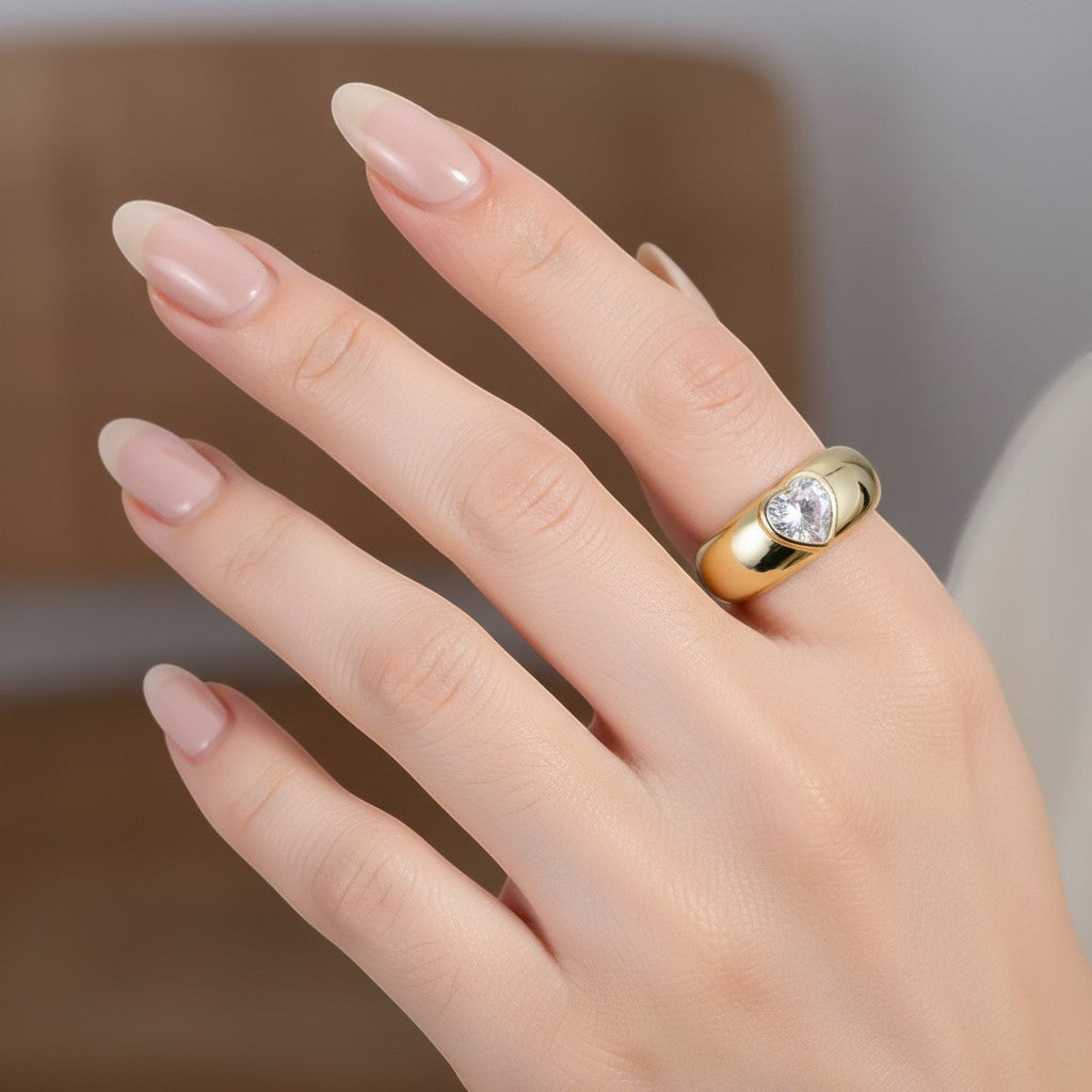 LUMIOR Amoria™ ring met dikke band en hartvormige moissanite steen van 1.2 karaat in 925 sterling zilver met platina plating.