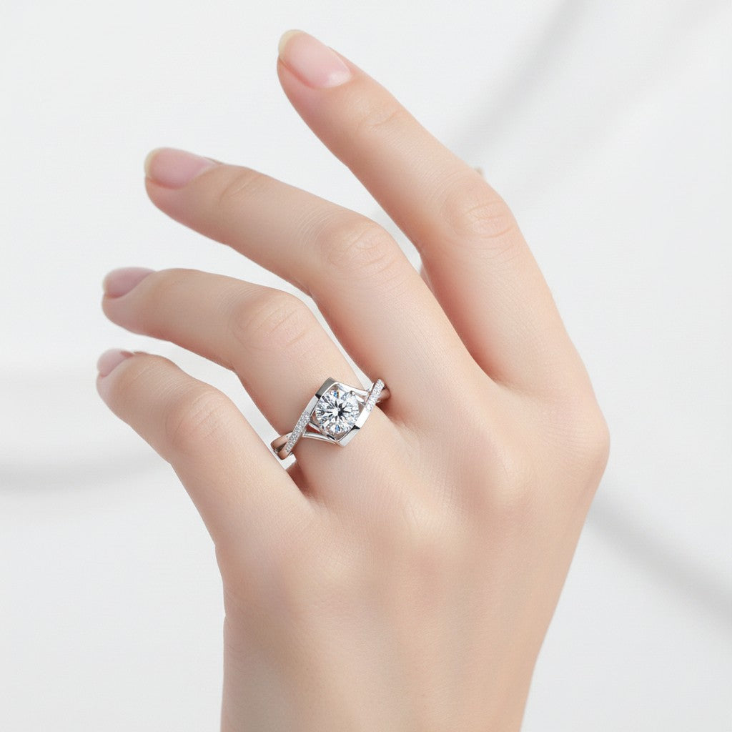 LUMIOR Anatolia Angel Kiss ring met 1 karaat moissaniet en 925 sterling zilver met rhodium afwerking.