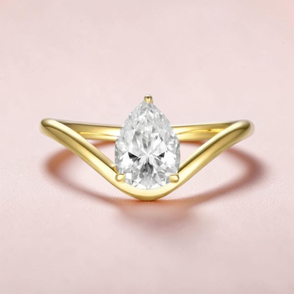 LUMIOR Aria™ ring met 1.25 karaat peervormige moissaniet in 18K geelgouden plating, klassiek solitaire ontwerp.