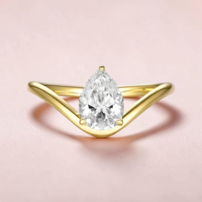 LUMIOR Aria™ ring met 1.25 karaat peervormige moissaniet in 18K geelgouden plating, klassiek solitaire ontwerp.