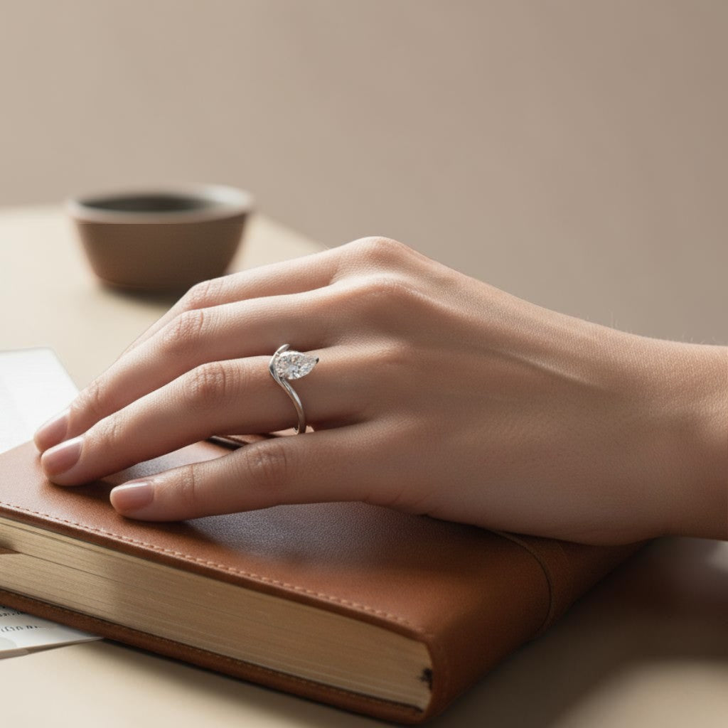 LUMIOR Aria™ ring met 1.25 karaat peervormige moissaniet en V-vormige band van sterling zilver.