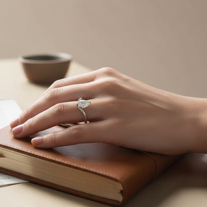 LUMIOR Aria™ ring met 1.25 karaat peervormige moissaniet en V-vormige band van sterling zilver.