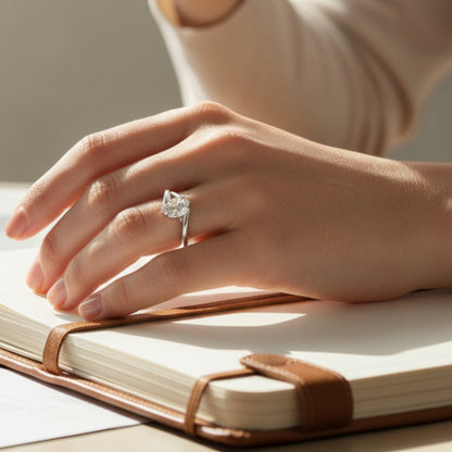LUMIOR Aria™ ring met 1.25 karaat peervormige moissaniet, 925 sterling zilver met gesloten band