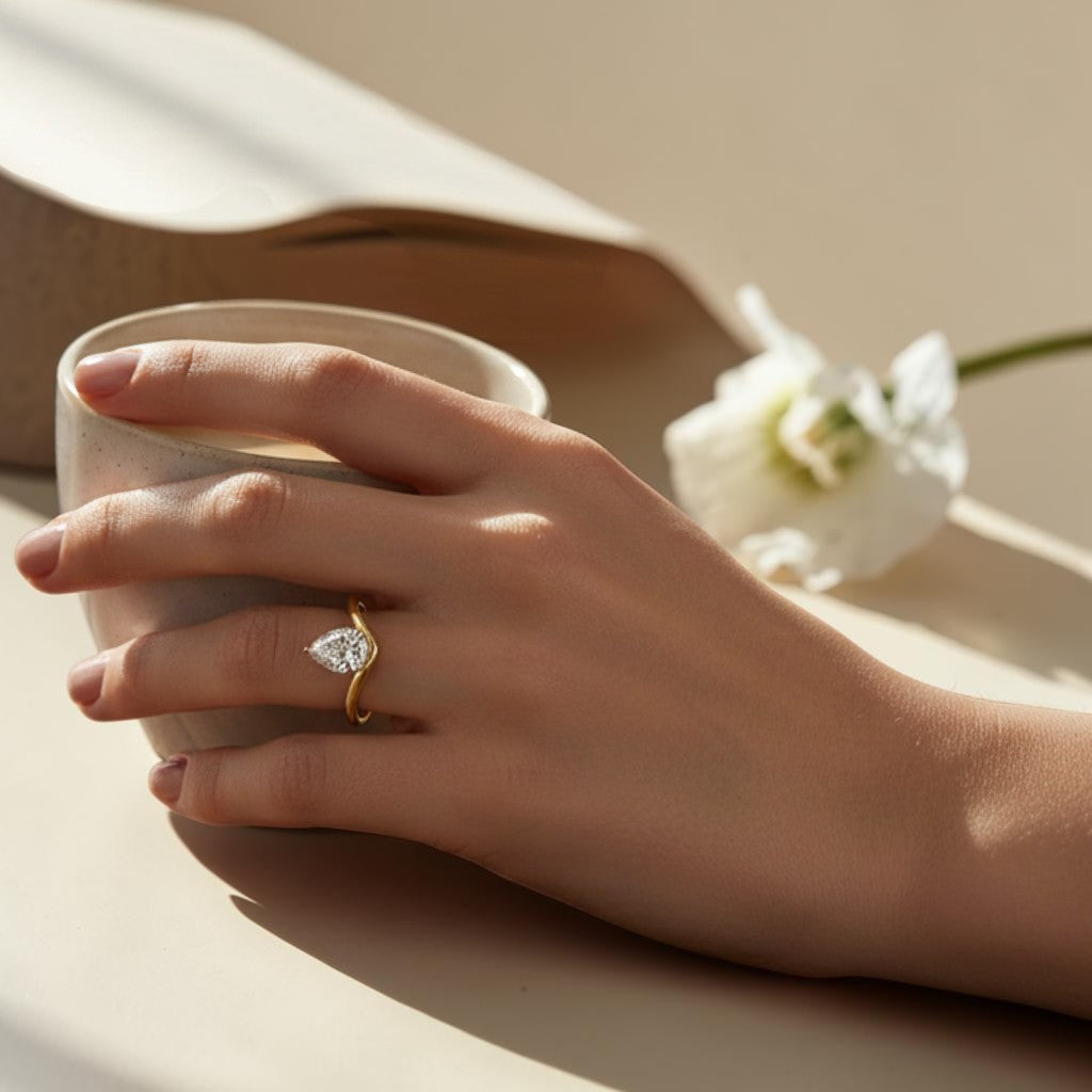 LUMIOR Aria™ ring met 1.25 karaat peervormige moissanite in 18K geelgouden plating. Klassiek solitaire ontwerp met waterdruppelvorm.