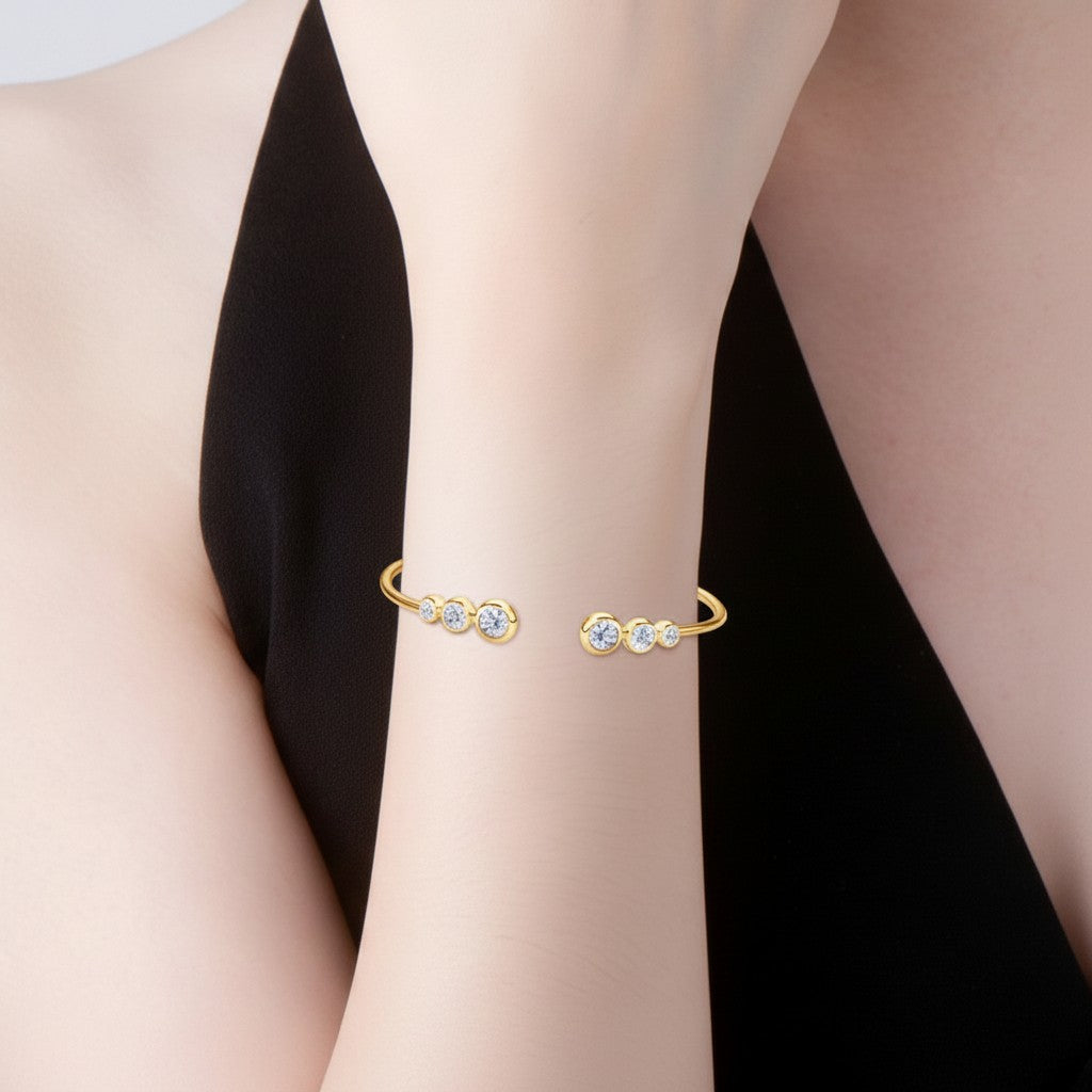 LUMIOR open armband met 1.8 karaat moissaniet stenen, gezet in 925 sterling zilver met 18K goud of platina plating.