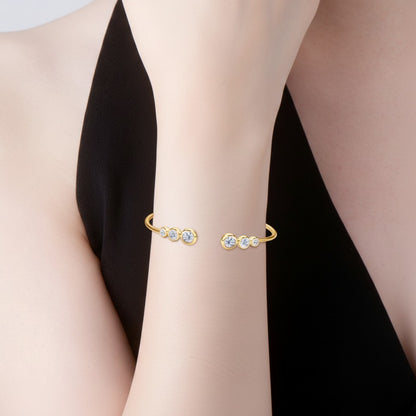 LUMIOR open armband met 1.8 karaat moissaniet stenen, gezet in 925 sterling zilver met 18K goud of platina plating.