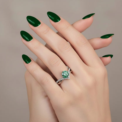 LUMIOR Astraea™ ring met een draaiende groene moissaniet diamant van 1 karaat, gezet in 925 sterling zilver met een gedraaide band bezet met kleine steentjes.