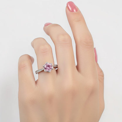 LUMIOR Astralis™ ring met een roze zeshoekige moissaniet van 1 karaat, gezet in 925 sterling zilver met rhodium afwerking en kleine zirkonia op de band.