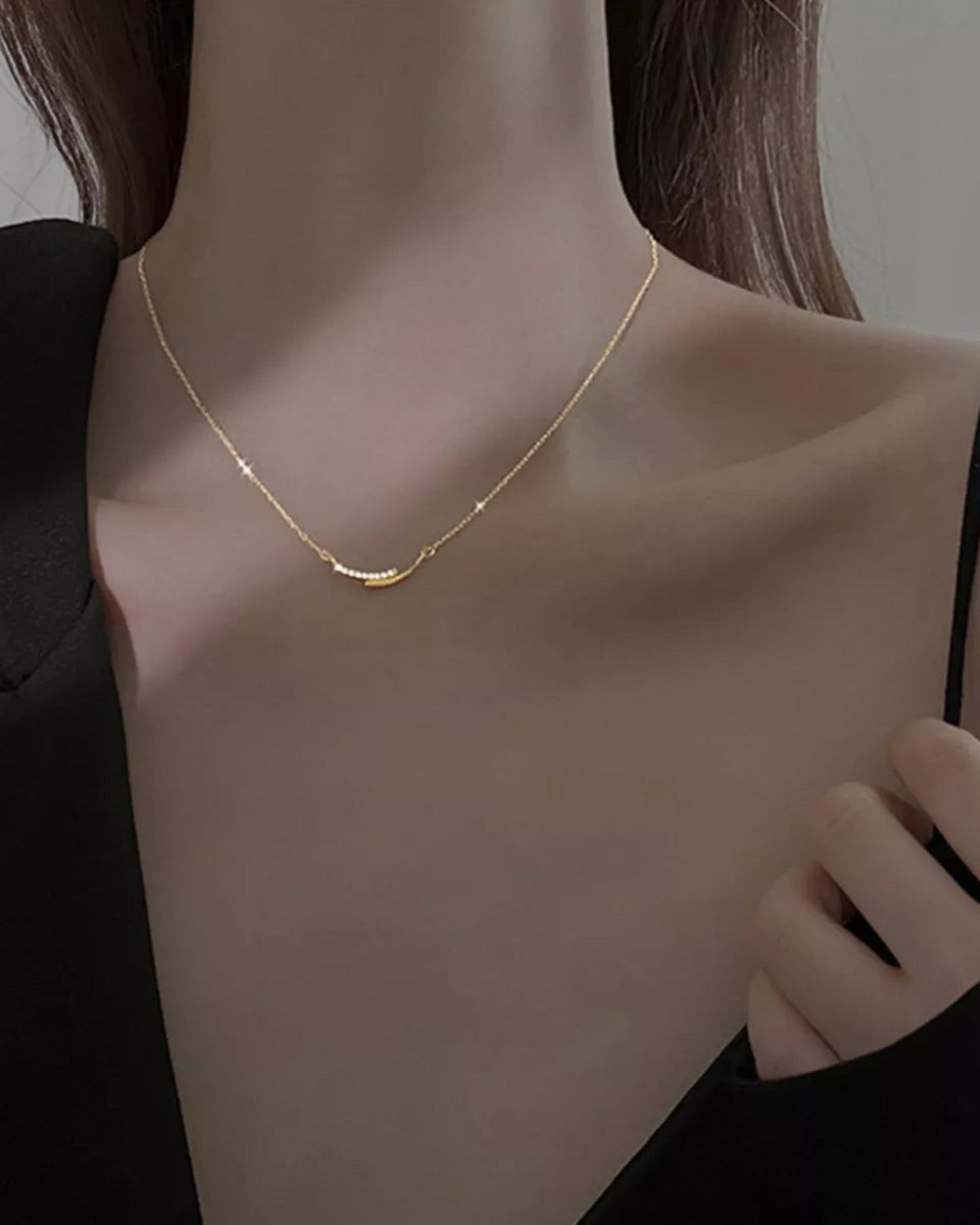 LUMIOR Aura ketting van 925 sterling zilver met minimalistische hanger en glinsterende strass-steentjes.