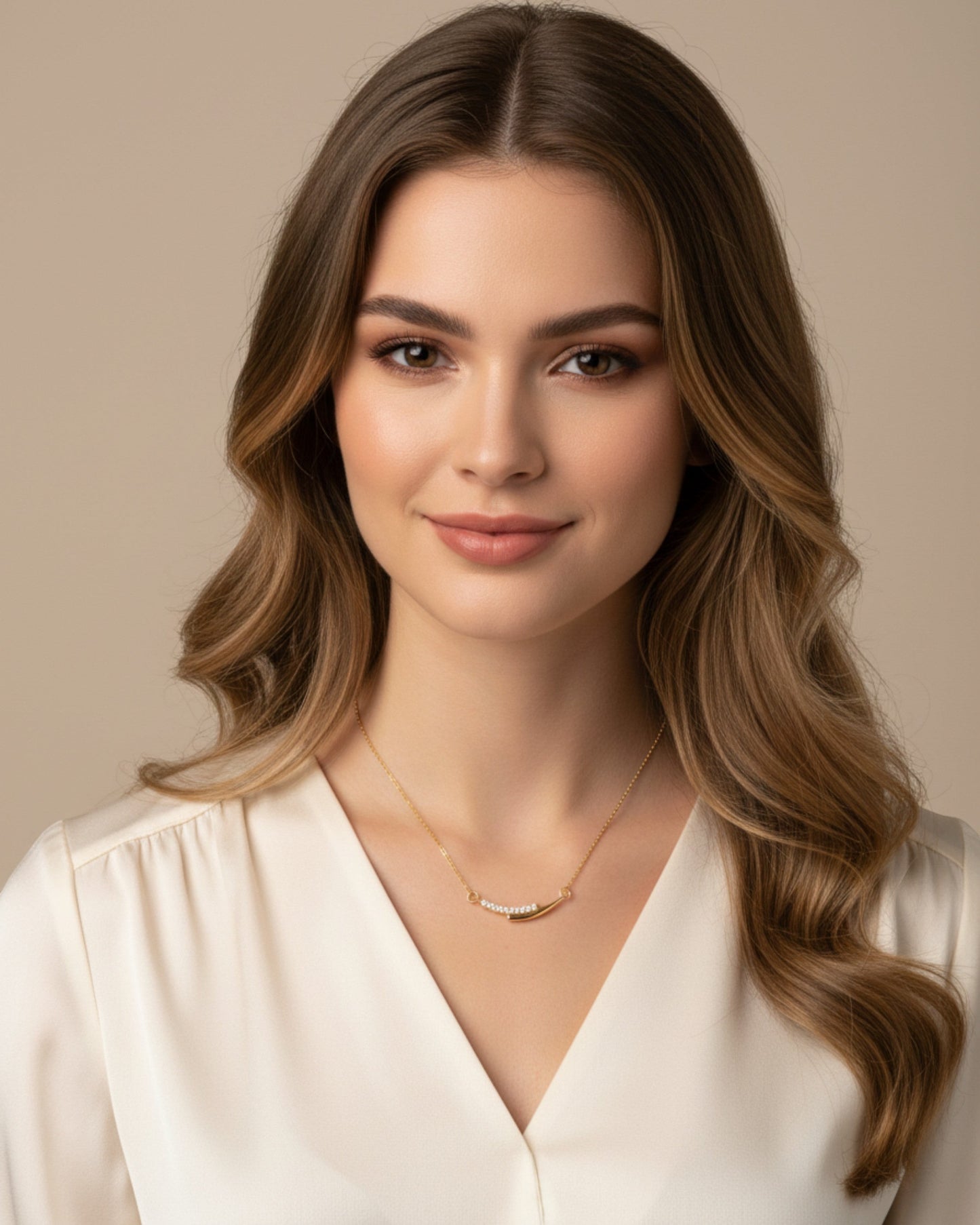 Model draagt LUMIOR Aura minimalistische 925 sterling zilveren ketting met strass steentjes voor dagelijkse glamour.