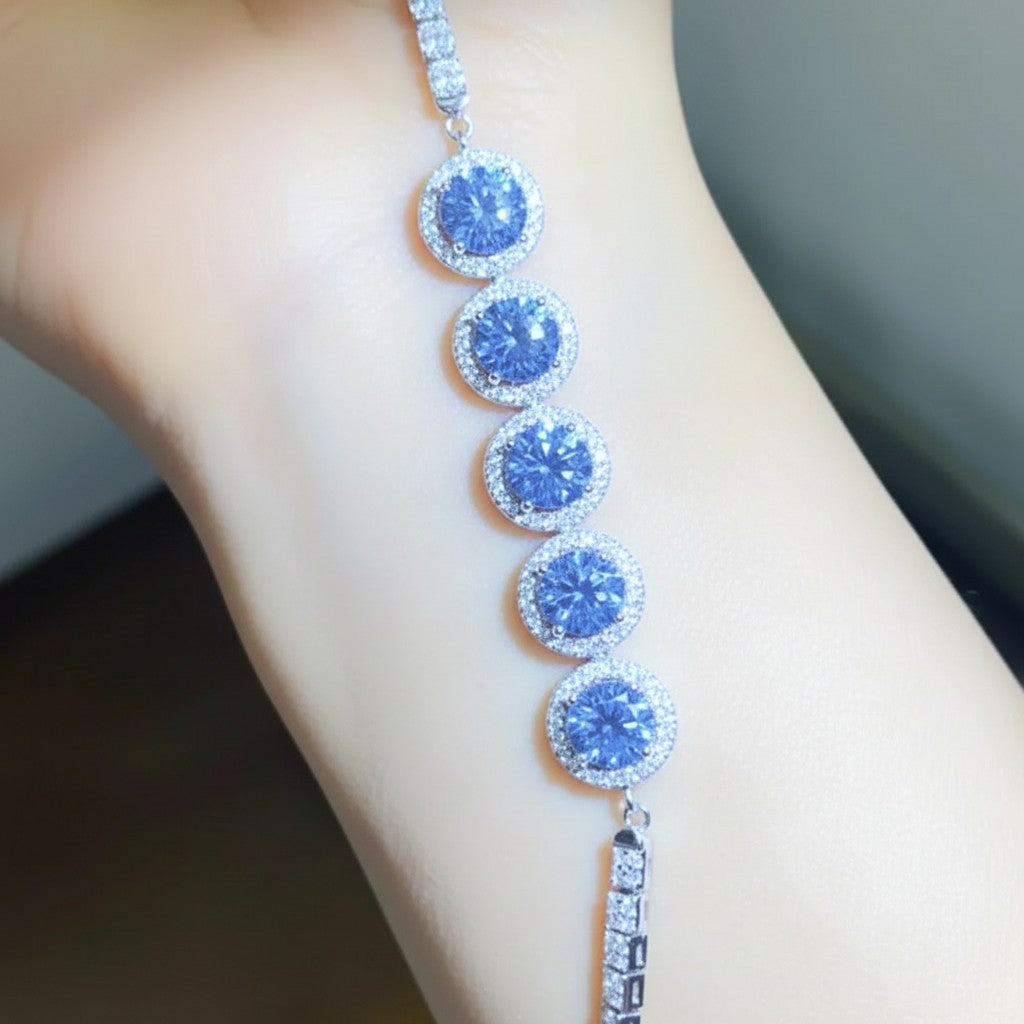 LUMIOR 5 karaat blauwe moissaniet armband met 925 sterling zilver en platina plating. Verstelbare kettinglengte.