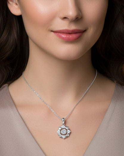 LUMIOR Blossom Aura ketting met 0,5 karaat moissaniet bloemhanger in 925 sterling zilver op een model.