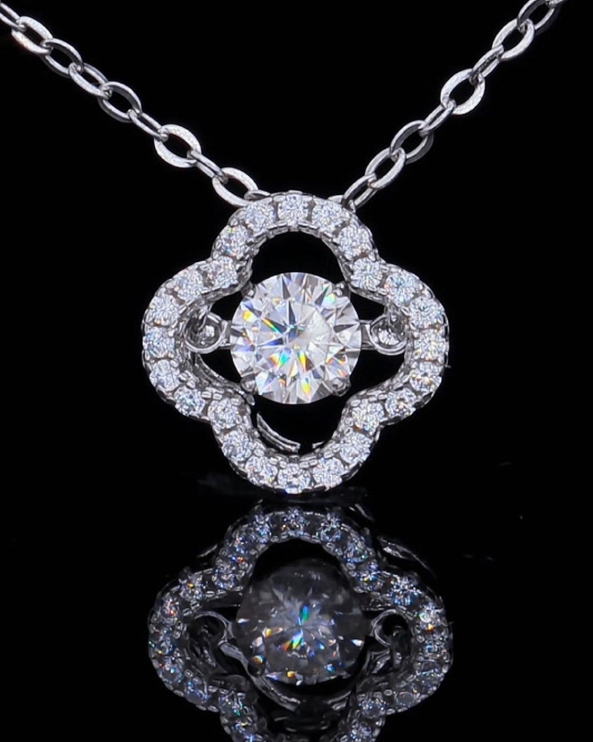 LUMIOR Botanical Aura ketting van 925 sterling zilver met 0,5 karaat moissaniet in een bloemvormig design.