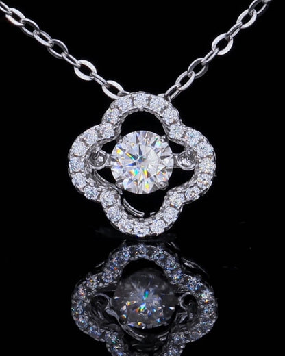 LUMIOR Botanical Aura ketting van 925 sterling zilver met 0,5 karaat moissaniet in een bloemvormig design.