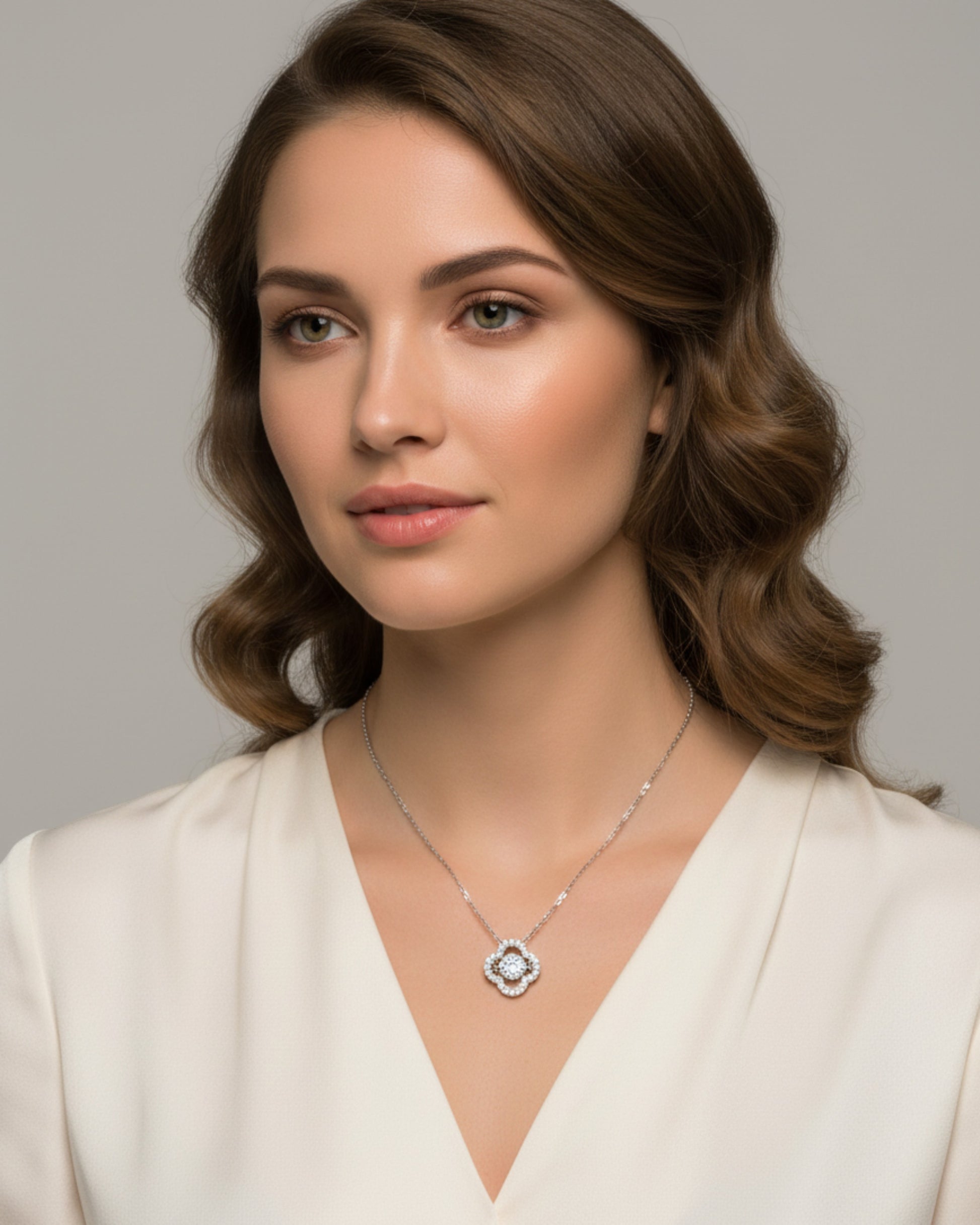 Model draagt LUMIOR Botanical Aura 0,5 karaat moissaniet bloemketting van sterling zilver met platina afwerking.