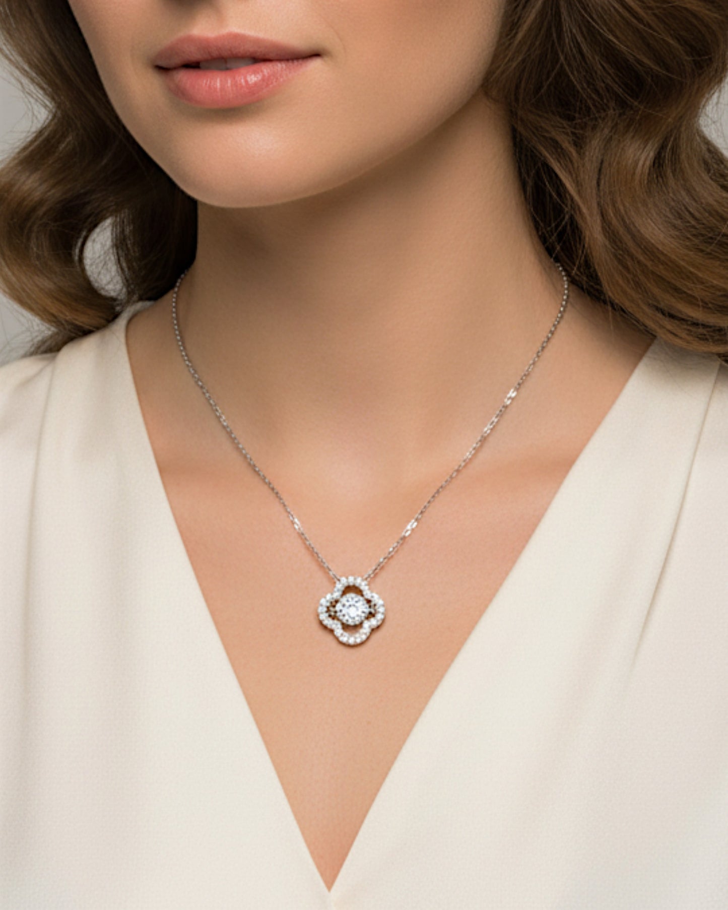 Model draagt LUMIOR Botanical Aura 0.5 karaat moissanite bloemketting van sterling zilver met platina afwerking.