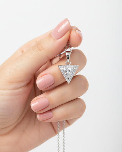 LUMIOR driehoekige ketting van 925 sterling zilver met 0,5 karaat moissaniet en zirkonia accenten in de hand.