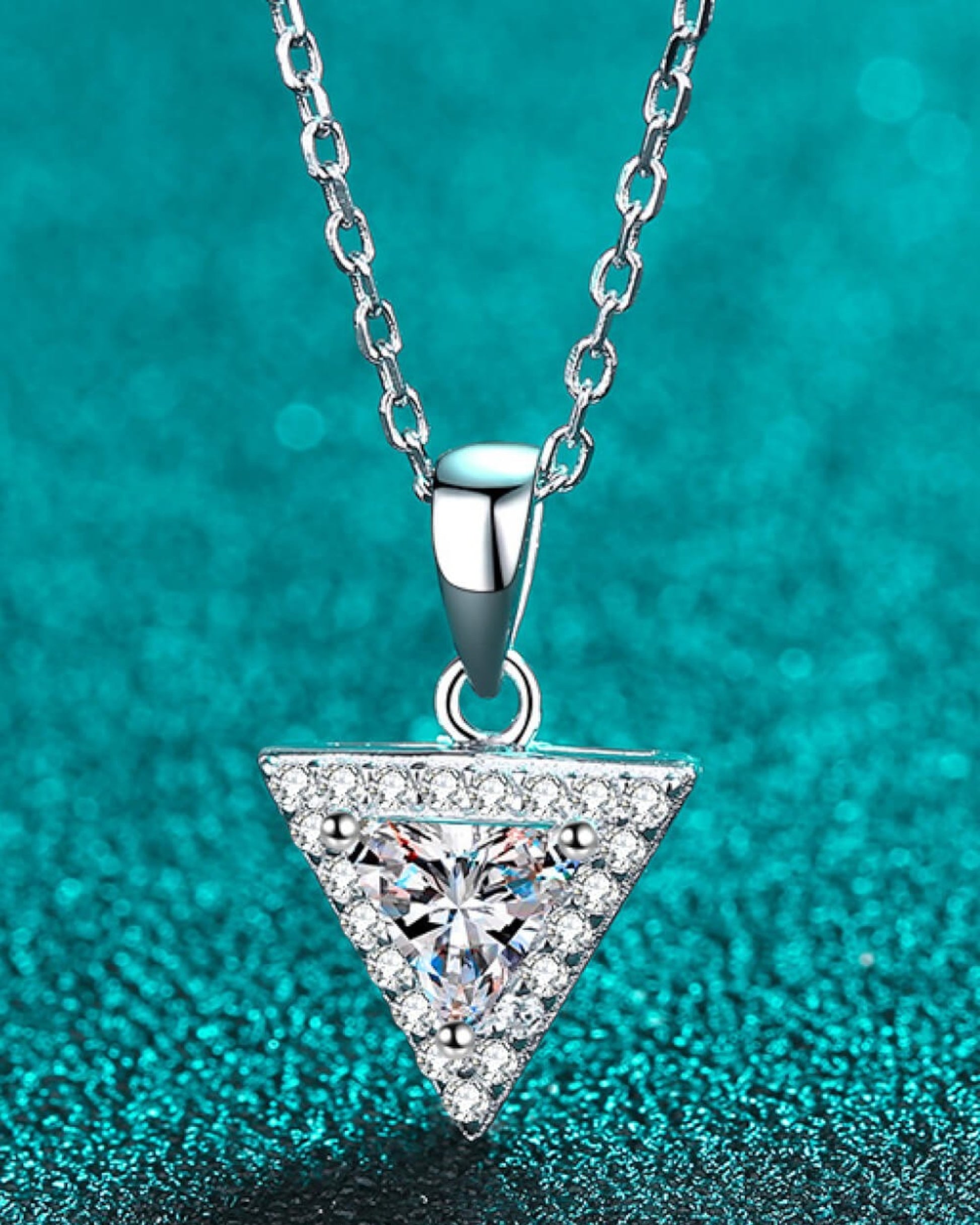 LUMIOR driehoekige ketting van 925 sterling zilver met 0,5 karaat moissaniet en glinsterende zirkonia accenten.