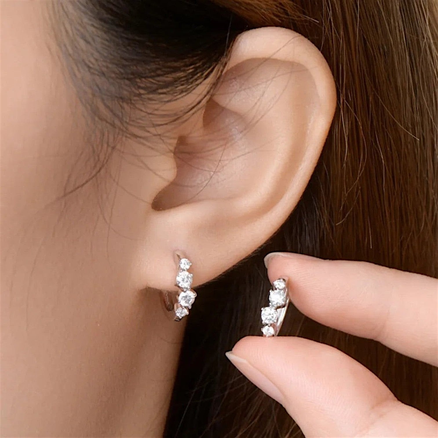 LUMIOR Elite Shimmer 0.52 karaat VVS1 Moissanite Huggie Oorbellen in 14K verguld sterling zilver.