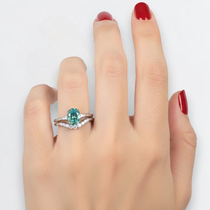 LUMIOR Verdante™ Emerald Green Moissanite gestapelde ringenset in 925 sterling zilver met platina plating en pavé accenten.