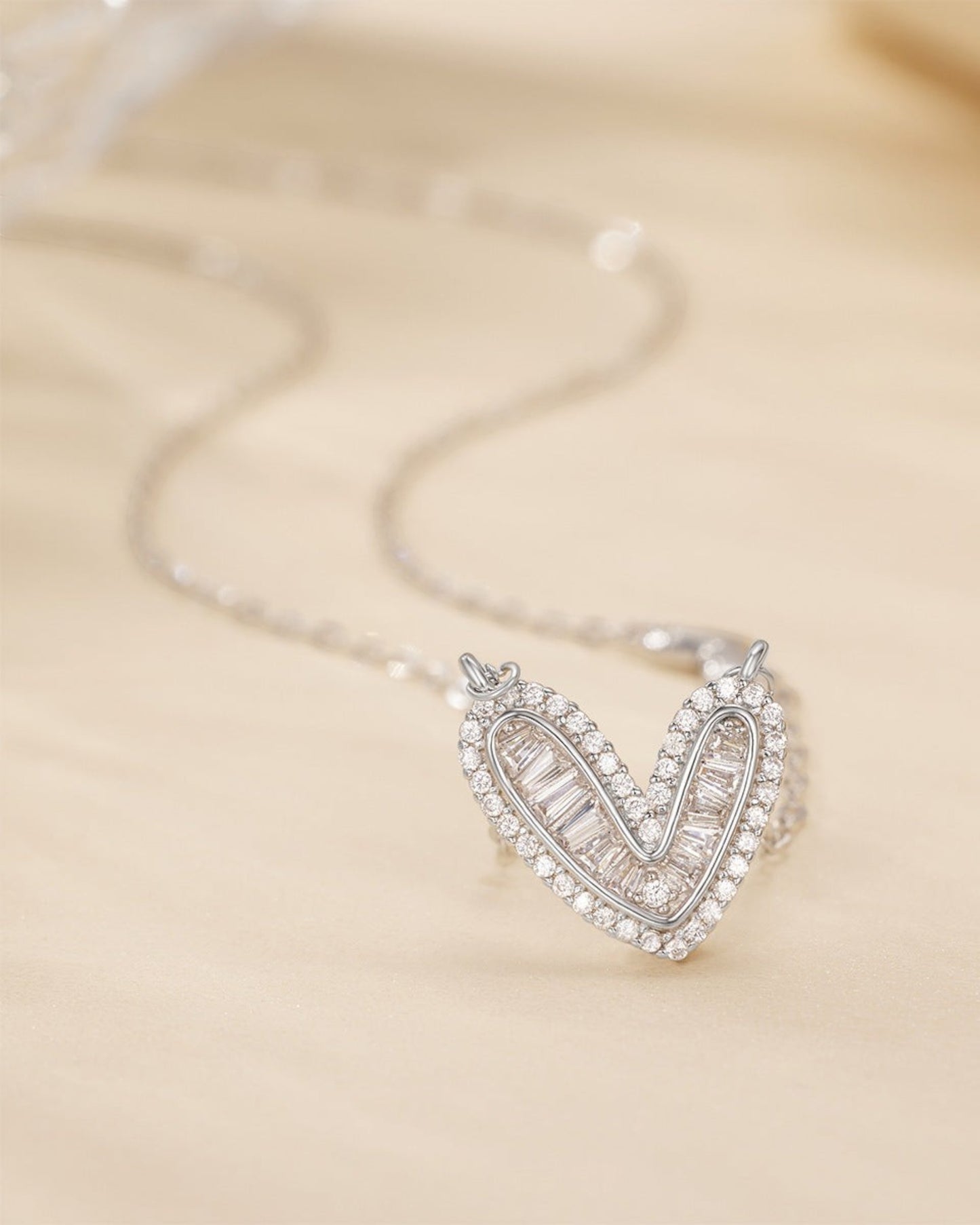 LUMIOR Eternal Heart ketting van 925 sterling zilver met sprankelende zirkonia stenen in een elegant hartontwerp.