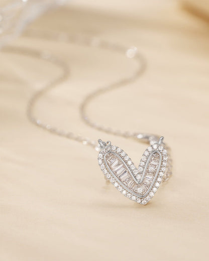 LUMIOR Eternal Heart ketting van 925 sterling zilver met sprankelende zirkonia stenen in een elegant hartontwerp.