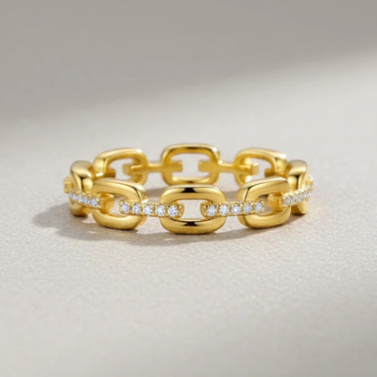 LUMIOR Omnia™ Unisex Eternity Moissanite Band in 18K geelgoud met schakelontwerp en moissanite stenen.