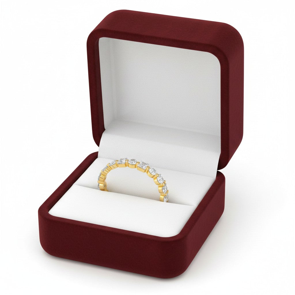 LUMIOR Aveline™ eternity ring met afwisselende prinses- en ronde moissanietstenen in 18K geelgouden plating.