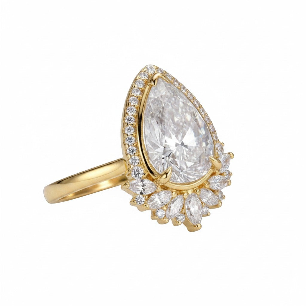 LUMIOR Flora vintage statement ring met 4 karaat peervormige moissaniet, 18k geelgouden afwerking en halo-detail.