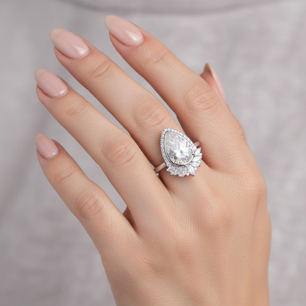 LUMIOR Flora vintage statement ring met 4 karaat peervormige moissaniet en sterling zilveren band.